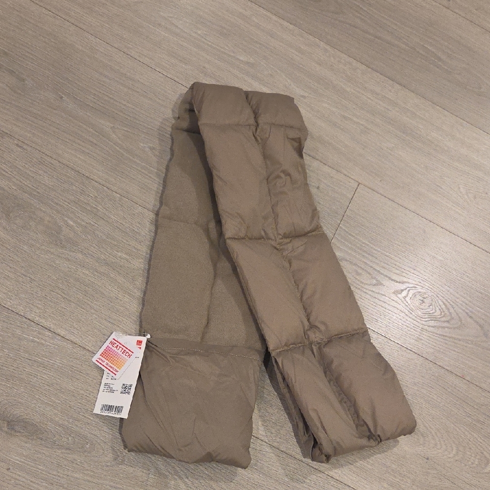 NWT Uniqlo Heat Tech Scarf - Picture 1 of 2